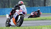 Para peserta menggeber Honda CBR sebanyak 6 lap.