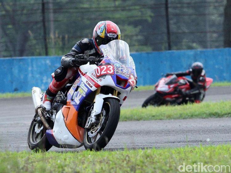 Pebalap CBR Race Day Adu Cepat di Kelas 250 cc Komunitas A