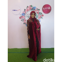 Hijabers Medan berdarah Arab Hanan Hilal Badres berdialog sambil menyanyi. Ibu satu anak itu menceritakan tentang penderitaan Palestina saat ini. (Foto: Kiki Oktaviani/Wolipop)