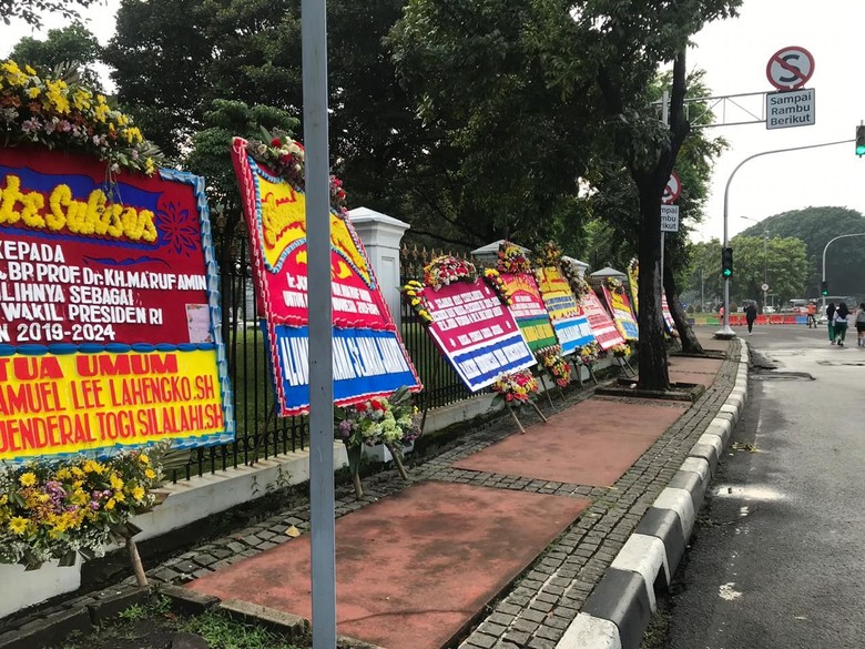 Karangan Bunga untuk Jokowi Penuhi Pagar Istana Karangan Bunga untuk Jokowi Penuhi Pagar Istana