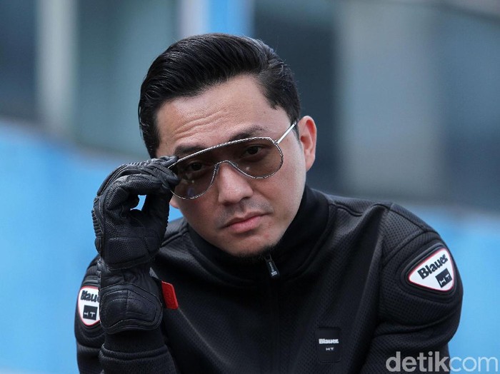 Ananda Omesh turut meramaikan Indonesia CBR Race Day 2019. Artis sekaligus presenter olahraga itu mengikuti bikers parade.