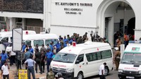 Ambulans hilir muidik mengevakuasi korban ledakan bom di Gereja St Anthony. Derana TV/via Reuters TV.