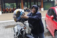 Mengenal Bu Amel, Jurnalis Perempuan Nyentrik dari Cimahi