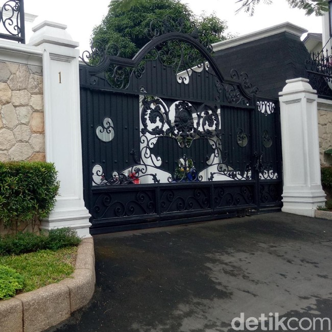Intip Lagi Rumah Mewah Andre Taulany, Ruang Makan Berlapis Emas 22 Karat