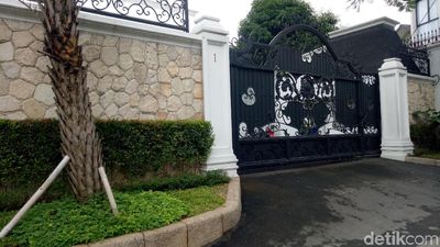 Intip Lagi Rumah Mewah Andre Taulany, Ruang Makan Berlapis Emas 22 Karat