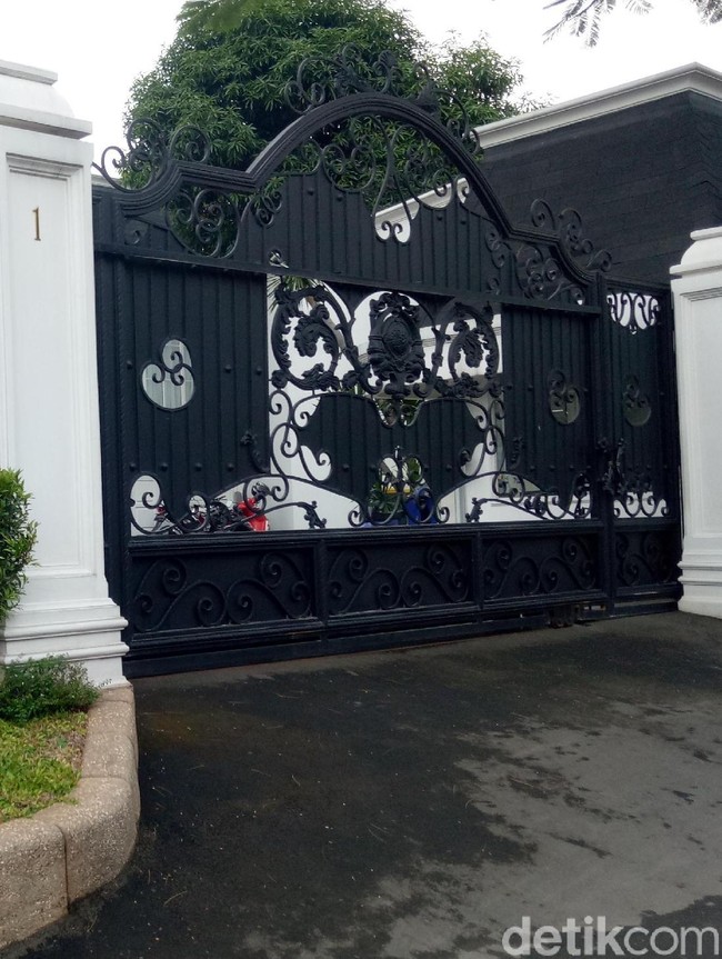 Intip Lagi Rumah Mewah Andre Taulany, Ruang Makan Berlapis Emas 22 Karat