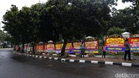 Karangan bunga ucapan selamat itu berjejer di sepanjang pagar Istana Negara.