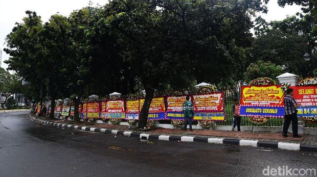 Politik Karangan Bunga Pendukung Capres