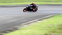 Seorang pebalap menggeber motor Honda CBR 250 cc untuk mengejar peserta lainnya.