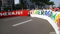 Rajutan yang dibentangkan itu bertuliskan Merajut Keberagaman.