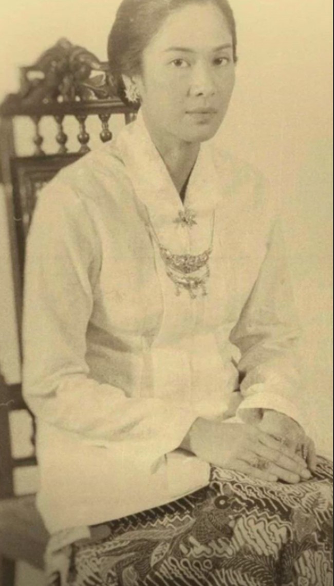 Sementara itu Dian Sastrowardoyo mengunggah foto bergaya jadul di Instagram stories yang menampilkan dirinya dalam balutan kebaya saat memerankan sosok Kartini di film biografi Kartini (2017). (Foto: Instagram/@therealdisastr)