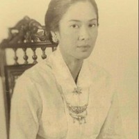 Sementara itu Dian Sastrowardoyo mengunggah foto bergaya jadul di Instagram stories yang menampilkan dirinya dalam balutan kebaya saat memerankan sosok Kartini di film biografi Kartini (2017). (Foto: Instagram/@therealdisastr)