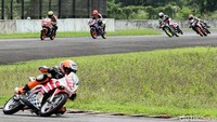 Para peserta Indonesia CBR Race Day mengikuti kelas 150 Cc komunitas A di Sirkuit Sentul, Bogor, Minggu (21/4/2019).