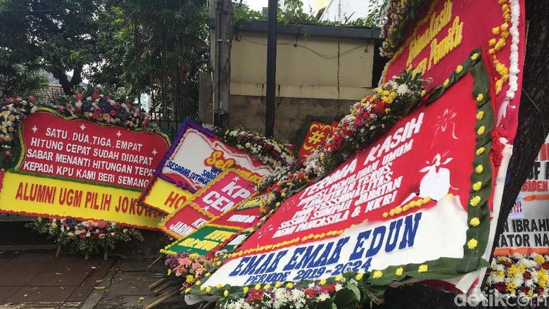 Terus Berdatangan, Karangan Bunga Menumpuk di Depan Kantor KPU Terus Berdatangan, Karangan Bunga Menumpuk di Depan Kantor KPU