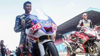 Para peserta bersiap mengikuti Indonesia CBR Race Day 2019 untuk kelas 250 cc komunitas A di Sirkuit Sentul, Bogor, Minggu (21/4/2019).