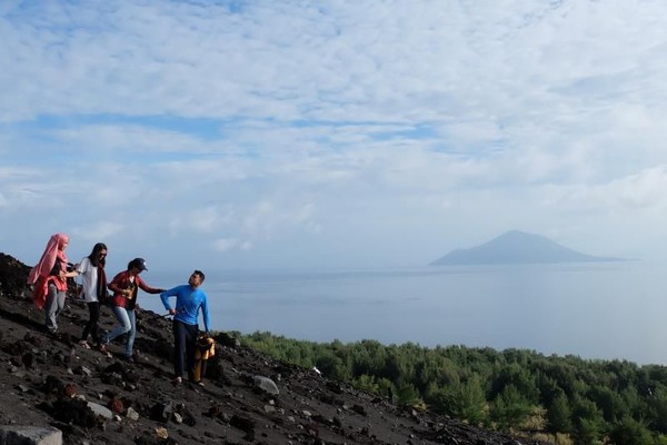 Kamu yang suka trekking harus coba nih ke sini. Walau tercatat sebagai gunung aktif, namun pemandangan Anak Krakatau yang ditawarkan di sini tak main-main. Dengan medan berpasir, butuh tenaga untuk sampai puncak. ( Tengku Mahesa Khalid/dTraveler) Kamu yang suka trekking harus coba nih ke sini. Walau tercatat sebagai gunung aktif, namun pemandangan Anak Krakatau yang ditawarkan di sini tak main-main. Dengan medan berpasir, butuh tenaga untuk sampai puncak. ( Tengku Mahesa Khalid/dTraveler)