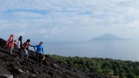Kamu yang suka trekking harus coba nih ke sini. Walau tercatat sebagai gunung aktif, namun pemandangan Anak Krakatau yang ditawarkan di sini tak main-main. Dengan medan berpasir, butuh tenaga untuk sampai puncak. ( Tengku Mahesa Khalid/dTraveler)