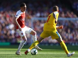 Arsenal nyaris bikin gol di menit pertama laga. Tendangan Mesut Oezil usai menerima sodoran bola dari Kolasinac masih terlalu lemah hingga mudah diamankan kiper. Clive Rose/Getty Images.