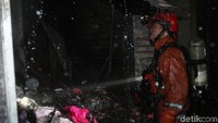 Kebakaran ini terjadi sekitar pukul 07.10 WIB. Sumber api diduga berasal dari lantai 3 pasar. Di lokasi tersebut terdapat toko pakaian.