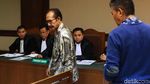 Ekspresi 2 Hakim PN Jaksel Didakwa Terima Suap Kasus Dagang Perkara
