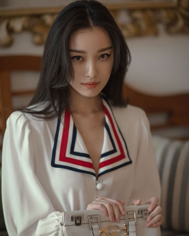 Ni Ni menempati urutan teratas Asian Female Fashion Faces Award 2018. Ia dipilih oleh para profesional di industri hiburan, termasuk fotografer, desainer, makeup artist, dan stylist. Wanita 30 tahun ini dikatakan punya fitur wajah yang unik dan proporsi rasio yang menawan. Apalagi model SK II itu juga dikenal stylish dan suka fotografi. Foto: Instagram @captainmiao