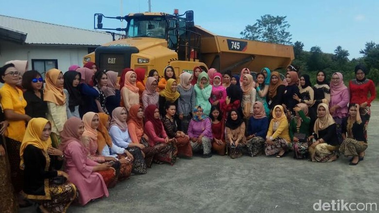 Potret Emansipasi Wanita di Sebuah Perusahaan Tambang Banyuwangi Potret Emansipasi Wanita di Sebuah Perusahaan Tambang Banyuwangi