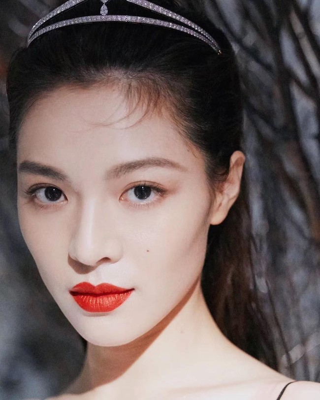 Posisi kedua ditempati oleh Zhong Chuxi yang juga berasal dari China. Wanita 26 tahun tersebut juga berprofesi sebagai aktris. Punya wajah yang unik, Chuxi pun kerap kali didaulat sebagai model majalah dan brand kenamaan. Foto: Instagram @elaine_zhongchuxi