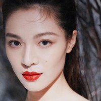 Posisi kedua ditempati oleh Zhong Chuxi yang juga berasal dari China. Wanita 26 tahun tersebut juga berprofesi sebagai aktris. Punya wajah yang unik, Chuxi pun kerap kali didaulat sebagai model majalah dan brand kenamaan. Foto: Instagram @elaine_zhongchuxi