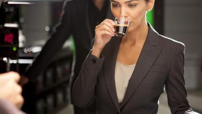 Ini Kulineran Nazanin Boniadi, Si Cantik Pemeran Zahra di Hotel Mumbai