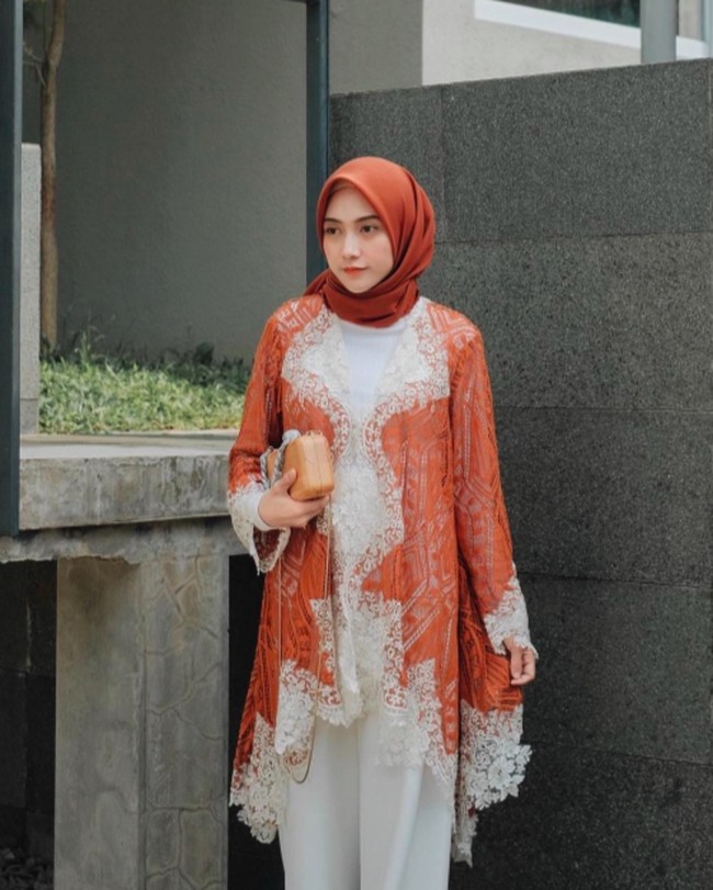 Tak harus selalu kebaya, outer dengan bahan brokat dengan warna etnik seperti merah ini juga bisa kamu pakai diHari Kartini. Foto: Instagram/nisacookie