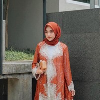 Tak harus selalu kebaya, outer dengan bahan brokat dengan warna etnik seperti merah ini juga bisa kamu pakai diHari Kartini. Foto: Instagram/nisacookie