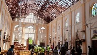 Atap Gereja St Sebastian di Negombo hancur dan berserakan di lantai. Bangku untuk jemaat beribadah juga berantakan. Reuters/Stringer.