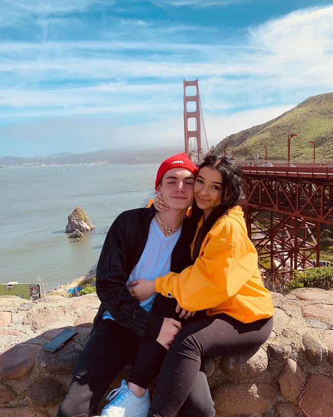 Inilah pasangan muda yang sama-sama dikenal sebagai YouTuber, Danielle Cohn dan Mikey Tua. Danielle merupakan aktris, penyanyi dan model yang channel YouTube miliknya memiliki lebih dari 1,2 juta subscriber. Sedangkan Mikey, baru memiliki lebih dari 287 ribu subscriber. Foto: Instagram