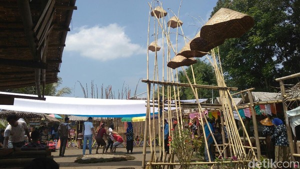 Kata Inis berasal dari Bahasa Jawa yang berarti sejuk, adem dan tertiup angin sepoi-sepoi. Karena letaknya yang berada di pedesaan dan dikelilingi persawahan serta pepohonan, maka disebutlah Pasar Inis (Rinto Heksantoro/detikcom) Kata Inis berasal dari Bahasa Jawa yang berarti sejuk, adem dan tertiup angin sepoi-sepoi. Karena letaknya yang berada di pedesaan dan dikelilingi persawahan serta pepohonan, maka disebutlah Pasar Inis (Rinto Heksantoro/detikcom)