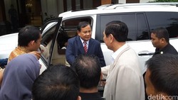 Viral Momen Prabowo Hormat ke Luhut dan Guyon Izin Duduk