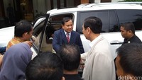 Viral Momen Prabowo Hormat ke Luhut dan Guyon Izin Duduk