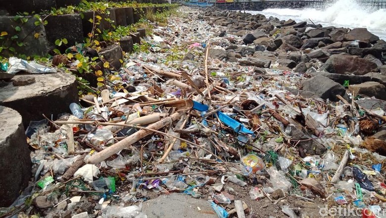 Pantai Pangandaran penuh sampah plastik (Andi Nurroni/detikcom) Pantai Pangandaran penuh sampah plastik (Andi Nurroni/detikcom)