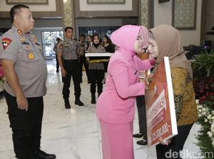 Keluarga dari Polisi yang Gugur Saat Amankan Pemilu Mendapat Santunan