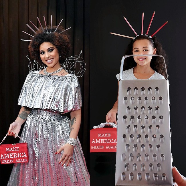 Lucunya, Riley tidak meniru secara serius gaya selebriti tersebut. Seringkali, ia memakai bahan-bahan dari dapur seperti roti dan brokoli sebagai pakaian. Foto: Instagram/RileyDiary