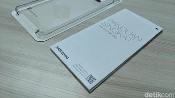 Di dalamnya masih berisikan case transparan dan kertas petunjuk penggunaan. Foto: Adi Fida Rahman/detikINET
