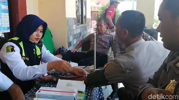 Polisi juga diperiksa secara medis/