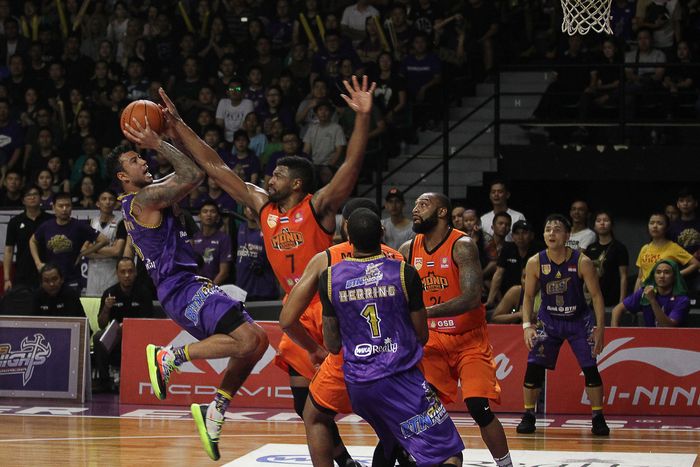 CLS KNIGHTS INDONESIA KALAHKAN MONO VAMPIRE THAILAND Pebasket CLS Knights Indonesia Brandon Jawato (kiri) berusaha memasukkan bola dengan dihadang pebasket Mono Vampire Basketball Club Thailand Michael Anthony Singletary (kedua kiri) saat pertandingan gim pertama babak semifinal ASEAN Basketball League (ABL) 2019 di GOR Kertajaya, Surabaya, Jawa Timur, Minggu (21/4/2019). CLS Knights Indonesia mengalahkan Mono Vampire Basketball Club Thailand dengan skor akhir 86-77. ANTARA FOTO/Moch Asim/wsj.