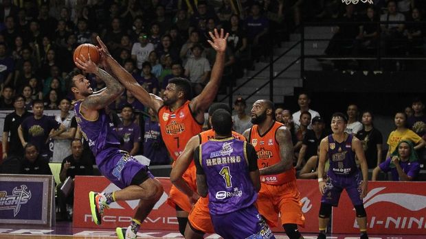 Pebasket CLS Knights Indonesia Brandon Jawato (kiri) berusaha memasukkan bola dengan dihadang pebasket Mono Vampire Basketball Club Thailand Michael Anthony Singletary (kedua kiri) saat pertandingan gim pertama babak semifinal ASEAN Basketball League (ABL) 2019 di GOR Kertajaya, Surabaya, Jawa Timur, Minggu (21/4/2019). CLS Knights Indonesia mengalahkan Mono Vampire Basketball Club Thailand dengan skor akhir 86-77. ANTARA FOTO/Moch Asim/wsj.