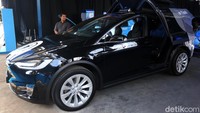 Biasanya, pintu mobil yang membuka ke atas digunakan oleh mobil-mobil mewah. Ya Tesla Model X termasuk di dalamnya.