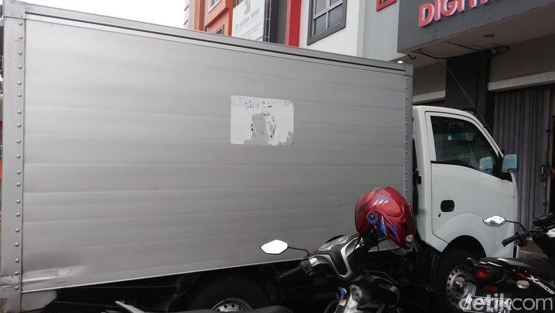 Pengakuan Pegawai Digital Print Soal Mobil Berstiker KPU yang Viral Pengakuan Pegawai Digital Print Soal Mobil Berstiker KPU yang Viral