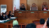 Sementara perwakilan KPK tidak hadir.