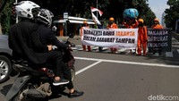 Para aktivis mengatakan bahwa upaya yang dilakukan pemerintah DKI Jakarta dalam mengatasi krisis selama ini, belum juga menunjukkan kemajuan.