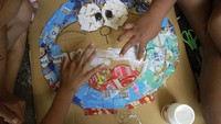 Sejumlah anak membuat kerajinan berbahan dasar kardus bekas dan sampah plastik yang dikumpulkan dari pantai di Tanjung Kramat, Kota Gorontalo, Gorontalo, Minggu (21/4/2019) lalu. Foto: ANTARA FOTO/Adiwinata Solihin.