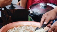 Memakai penggorengan tembaga atau aluminium yang datar dengan api kecil, tauge ‘digoreng’ dengan sedikit air. Ditambah kucai dan mi kuning dan diaduk rata. Foto: Instagram @spoontraveler