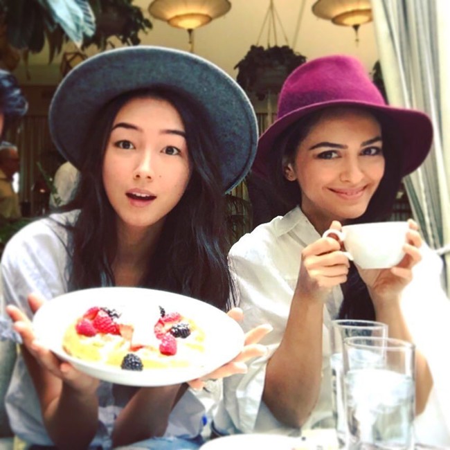 Gaya Kulineran Nazanin Boniadi hingga Corak Baju Babang Tamvan Mirip Pringles